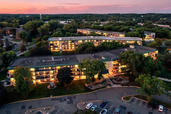 10501 Cedar Lake Road #512, Minnetonka, MN 55305