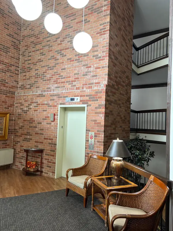 10113 W 34th Street #111, Minnetonka, MN 55305