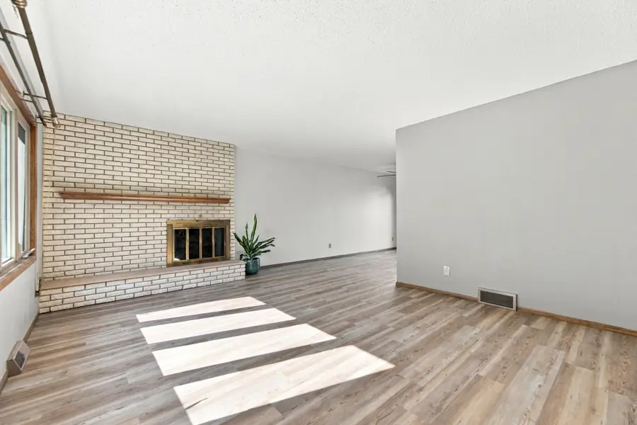 1402 E Gateway Circle S #H, Fargo, ND 58103 - #2