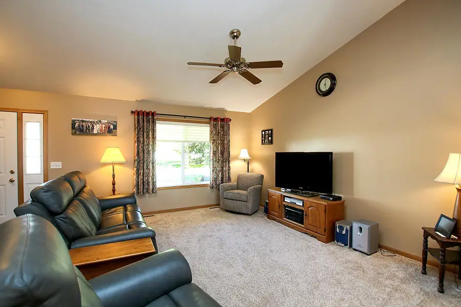 730 Tyler Street Sw, Hutchinson, MN 55350 - #2