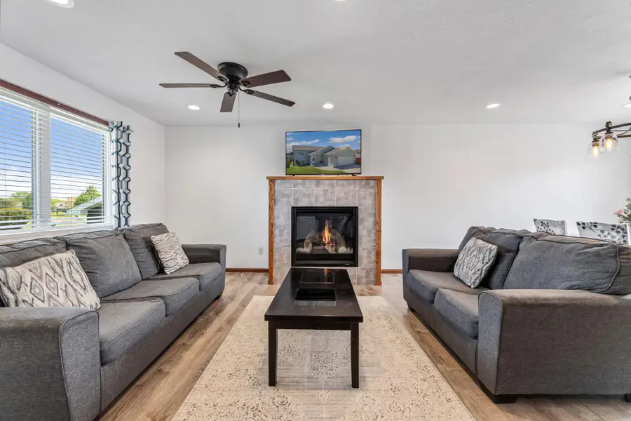 809 24th Avenue Nw, Austin, MN 55912 - #2