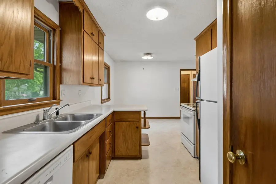 2267 Mohawk Road E, North Saint Paul, MN 55109 - #3