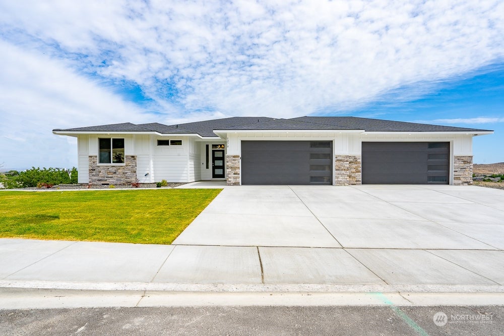 501 S Sand Dune Road, Moses Lake, WA 98837 BHGRE