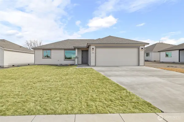 215 Lessor Loop, Moses Lake, WA 98837