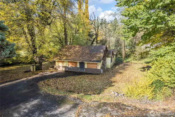 2104 Delameter Road, Castle Rock, WA 98611