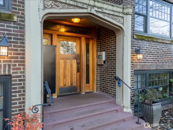 525 16th Avenue E #403, Seattle, WA 98112