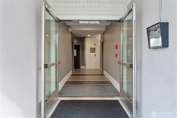 2840 SW Raymond Street #203, Seattle, WA 98126