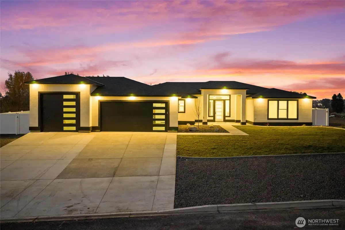 7838 Ne Blue Jay Dr, Moses Lake, WA 98837 - Image #1