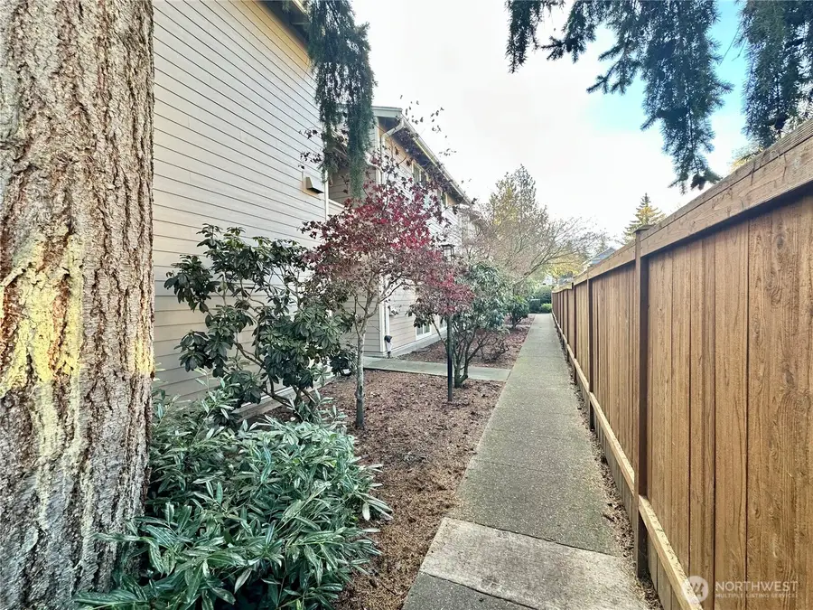19851 25th Avenue Ne #204, Shoreline, WA 98155 - Image #2