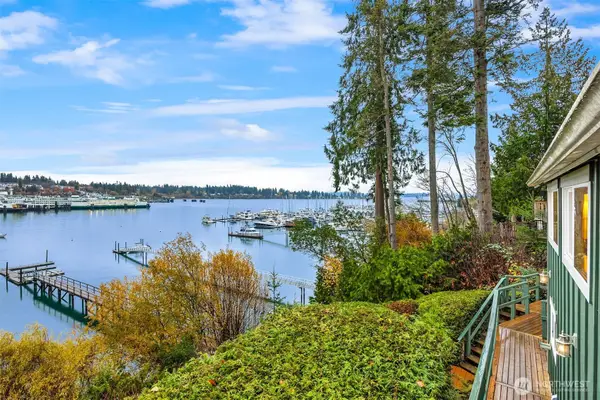 9986 NE Ewing Street, Bainbridge Island, WA 98110