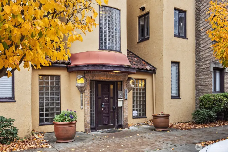 4515 Burke Avenue N, Seattle, WA 98103 - Image #2