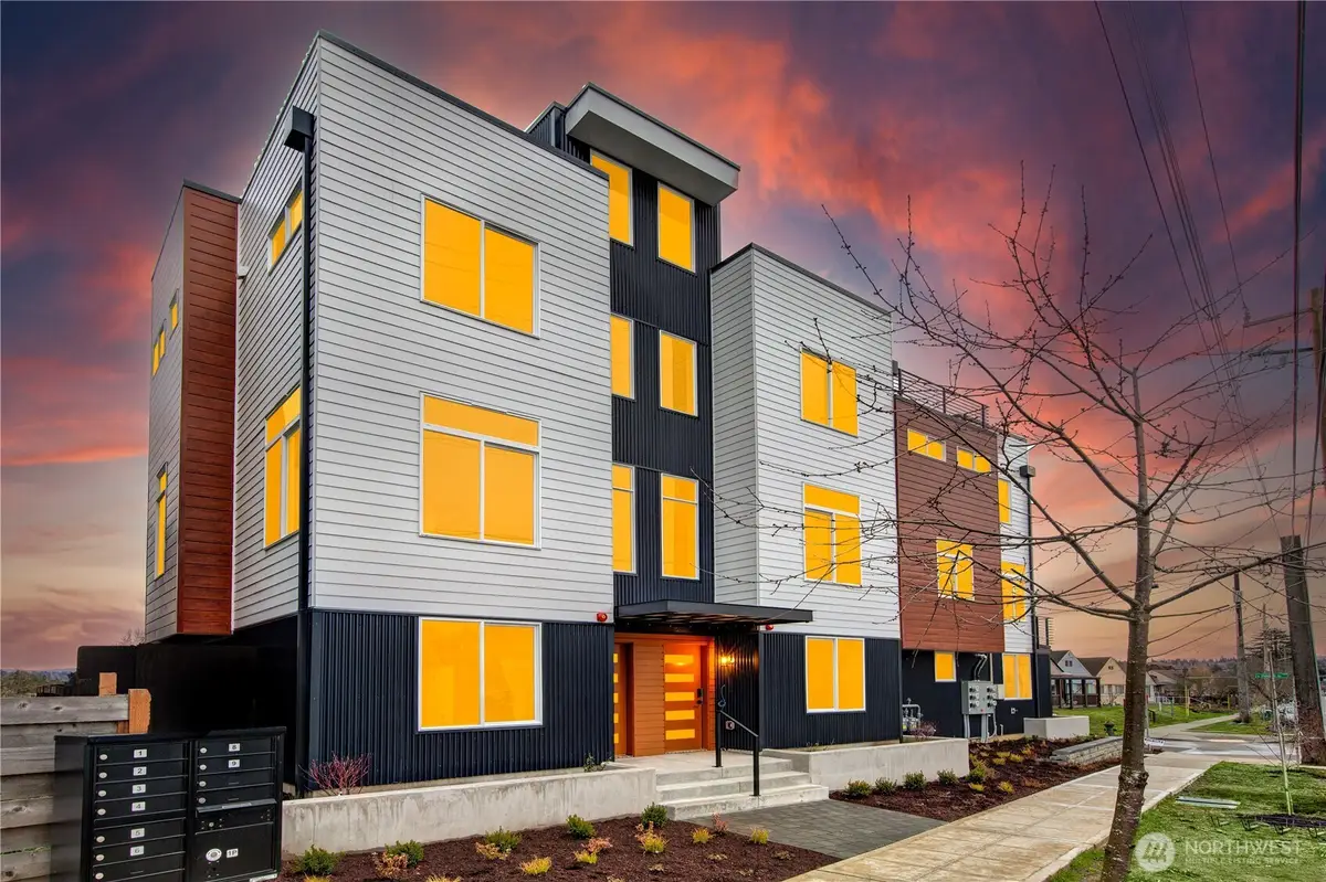 7560 43rd Avenue S, Seattle, WA 98118 - Image #1