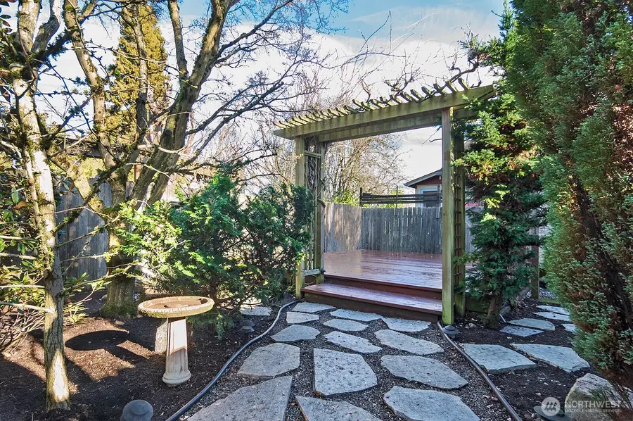 5804 8th Avenue Ne, Seattle, WA 98105 - Image #2