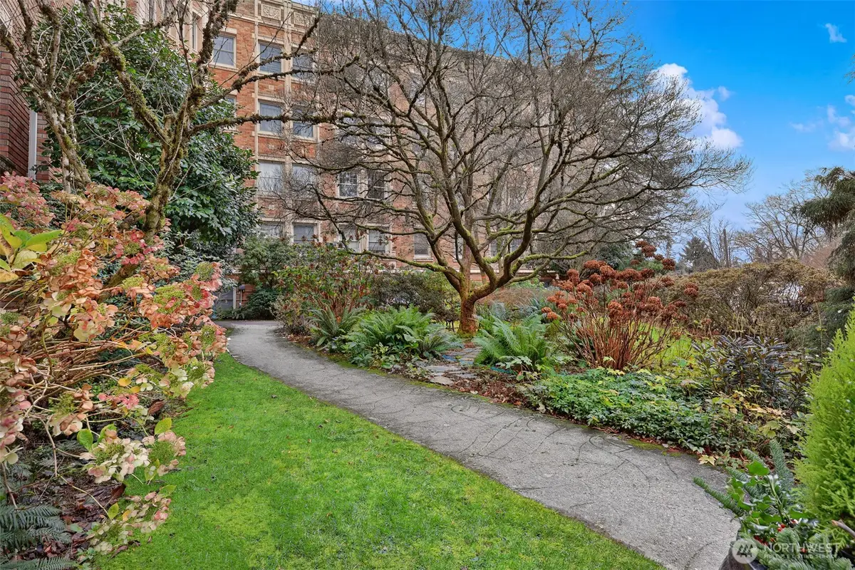 5810 Cowen Place Ne #202, Seattle, WA 98105 - Image #1