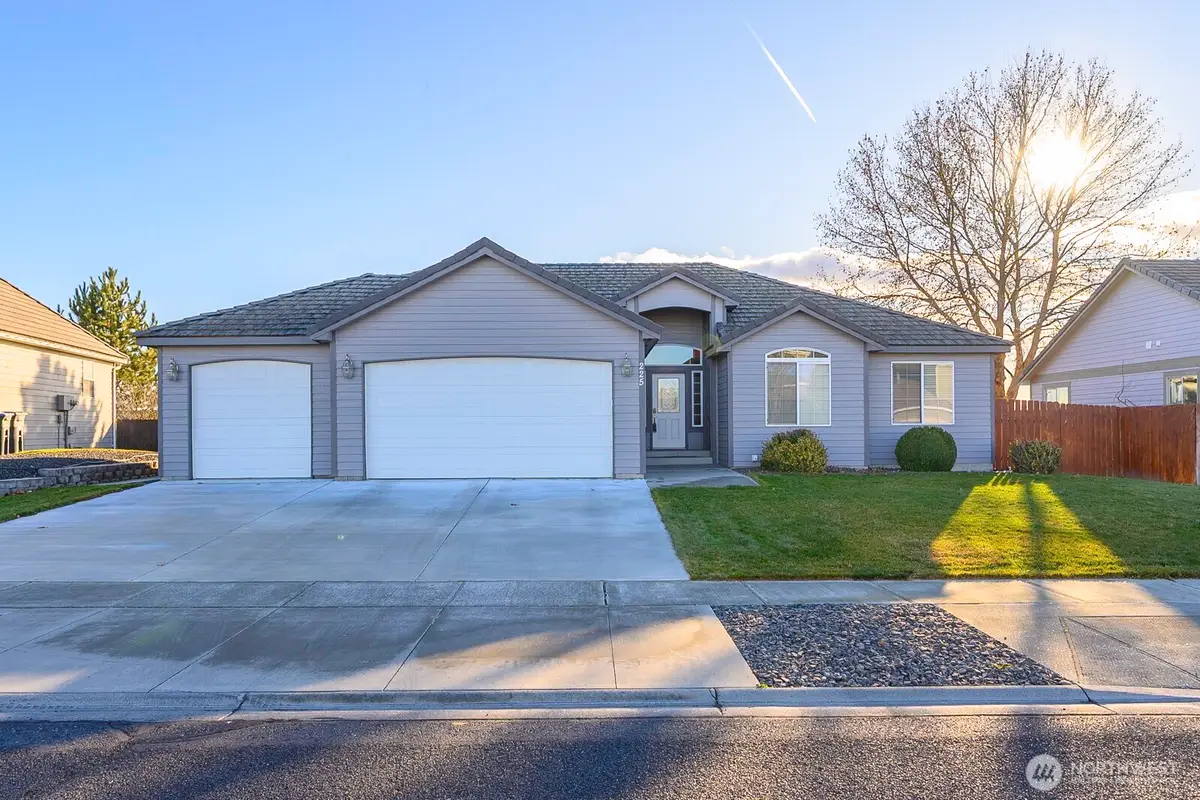 225 E Inglewood Drive, Moses Lake, WA 98837 - Image #1
