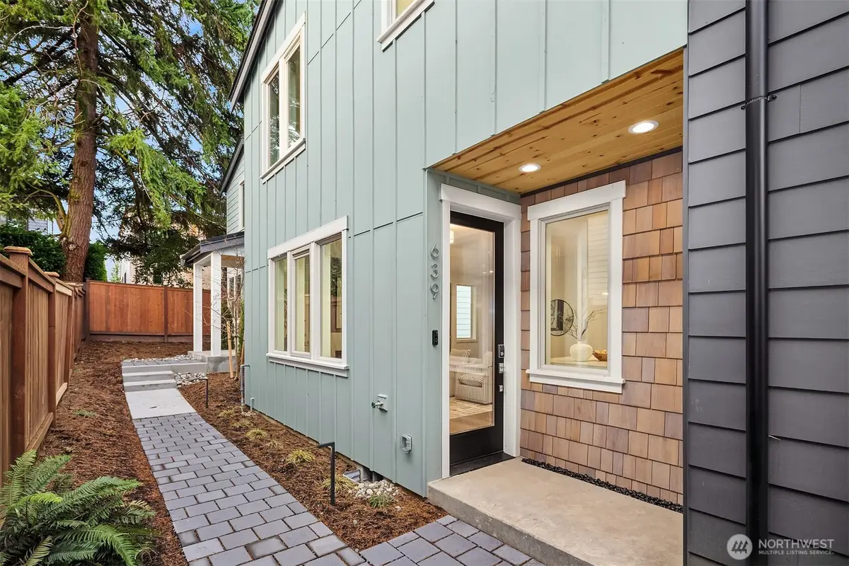 639 18th Avenue W, Kirkland, WA 98033 - Image #1