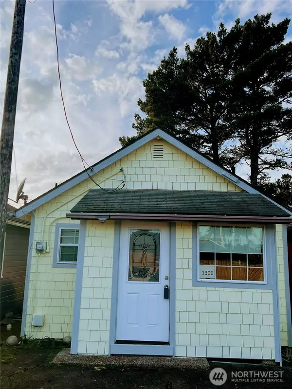 1306 Ocean Beach Blvd S, Long Beach, WA 98631