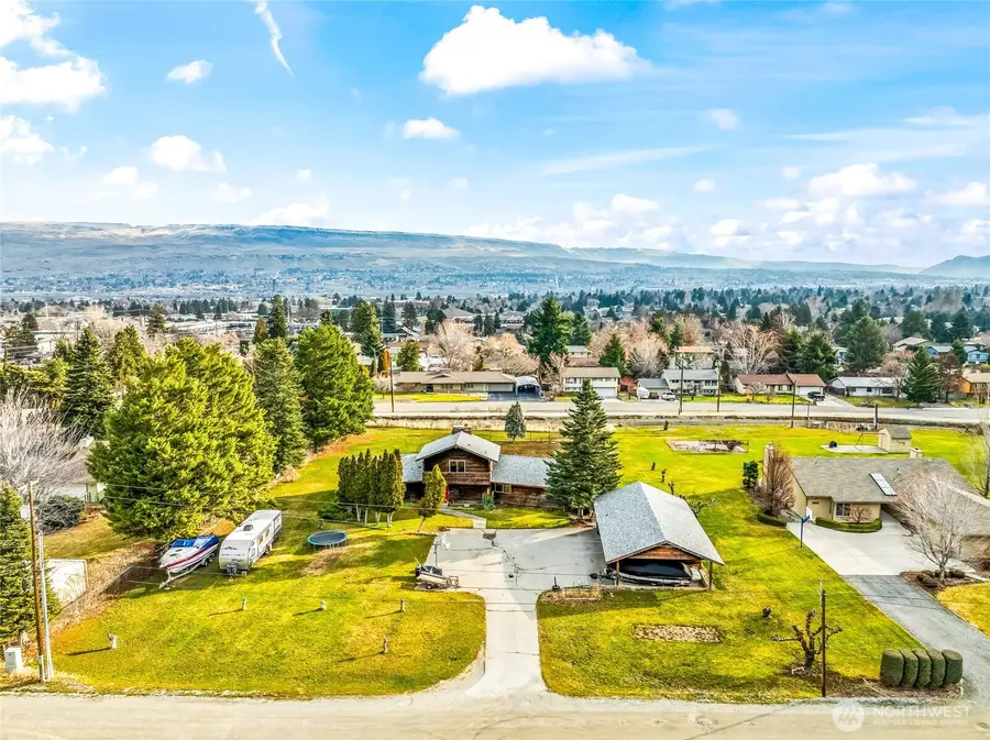 1919 B 5th St, Wenatchee, WA 98801 - #2