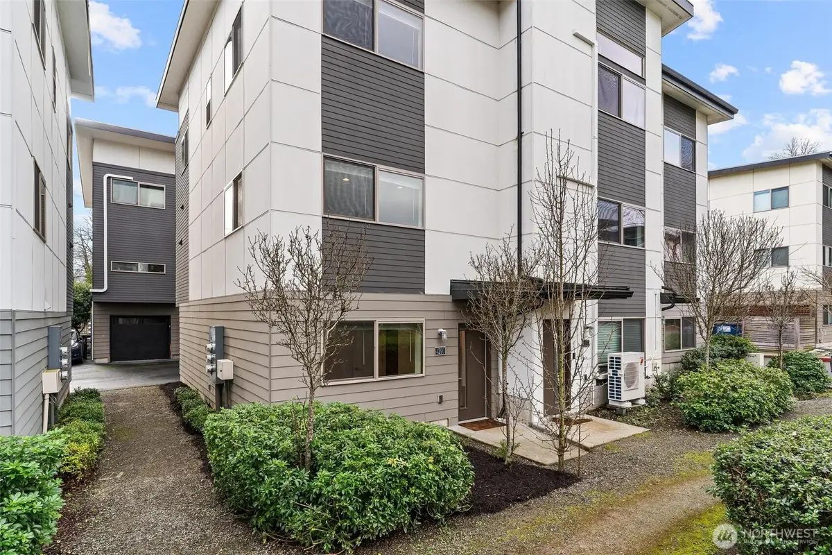 4290 S Greenbelt Station Drive, Seattle, WA 98118 - Image #1