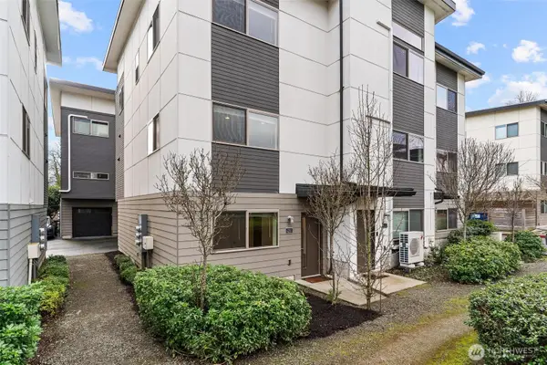 4290 S Greenbelt Station Drive, Seattle, WA 98118