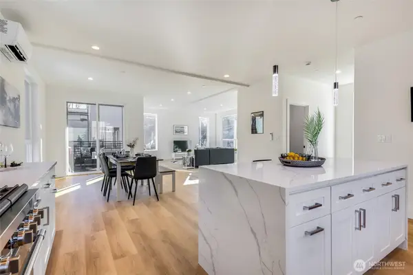 10618 E Riverside Dr, Bothell, WA 98011