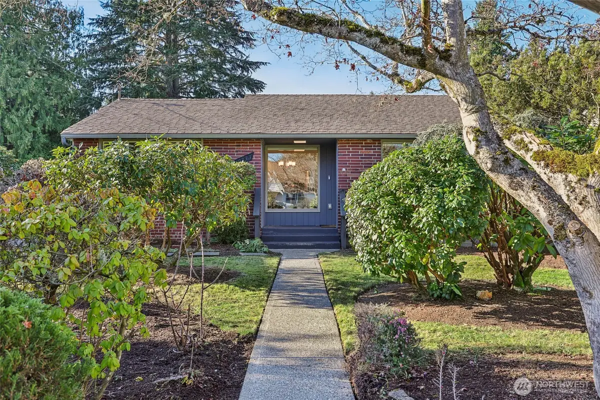 10333 Densmore Avenue N, Seattle, WA 98133 - Image #1