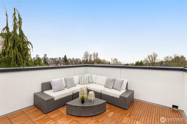 1123 10th Avenue E, Seattle, WA 98102