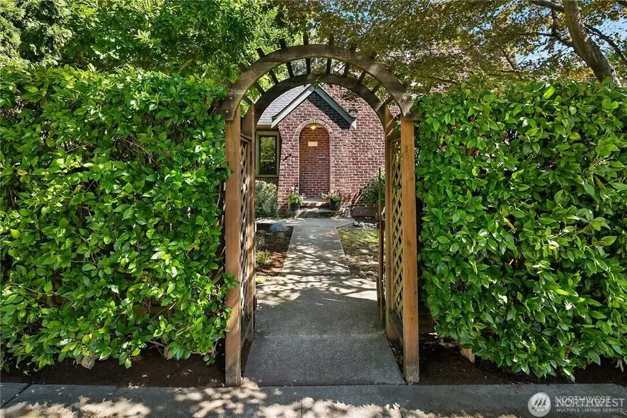 6026 35th Avenue Ne, Seattle, WA 98115 - Image #2