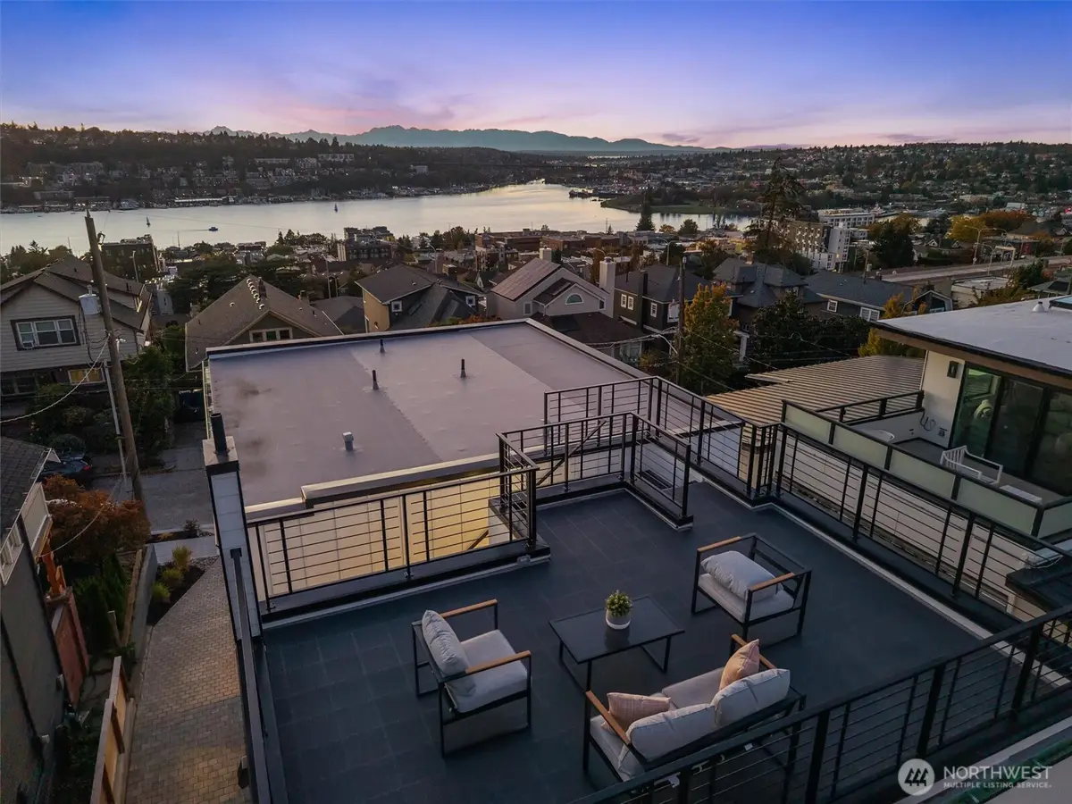 2214 Broadway E, Seattle, WA 98102 - Image #1