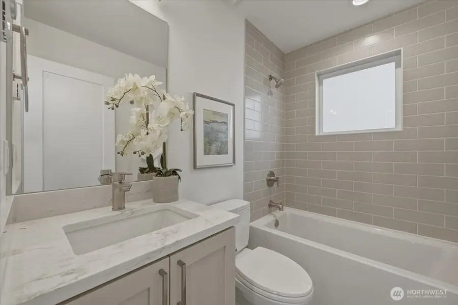 7320 11th Avenue Ne #B, Seattle, WA 98115 - #3