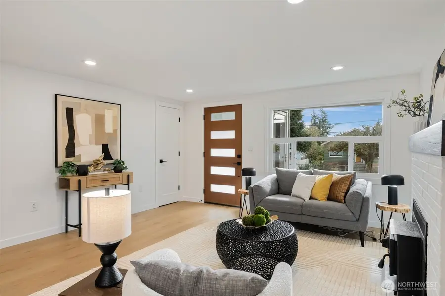 704 N 104th Street, Seattle, WA 98133 - #3