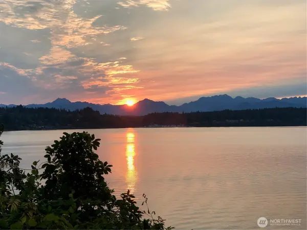 9549 Olympus Beach Road Ne, Bainbridge Island, WA 98110