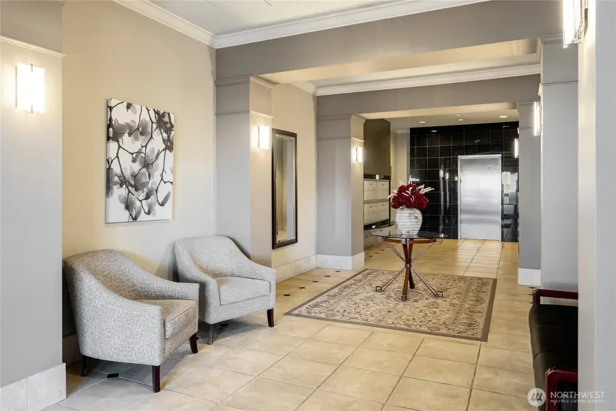 2425 33rd Avenue W #402, Seattle, WA 98199 - #3