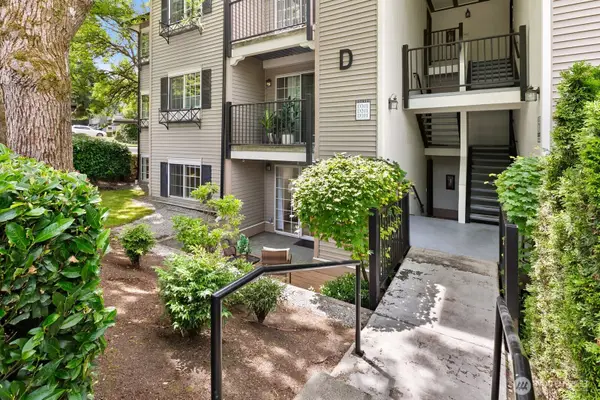 215 9th Street #D101, Kirkland, WA 98033