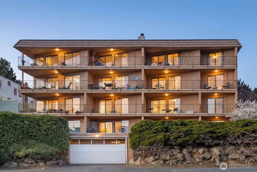 3905 4th Avenue Ne #301, Seattle, WA 98105 - #2