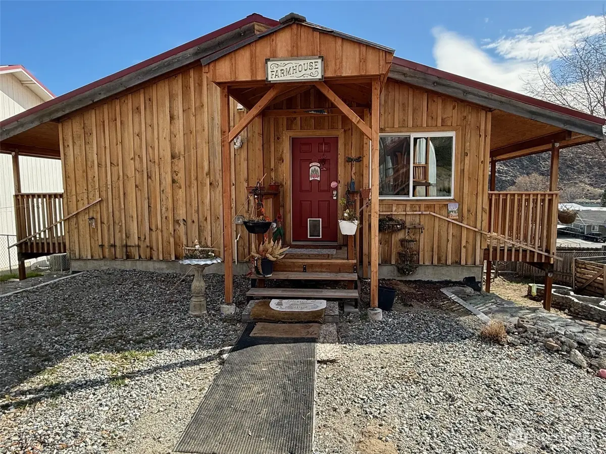 505 Beach St, Pateros, WA 98846 - #1