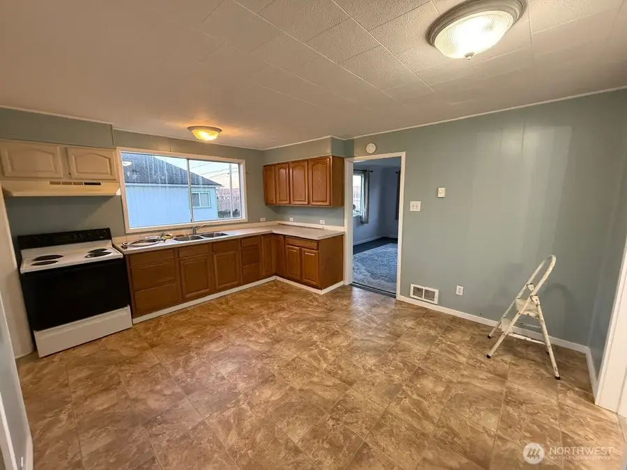 1132 Fowler Street, Raymond, WA 98577 - #3