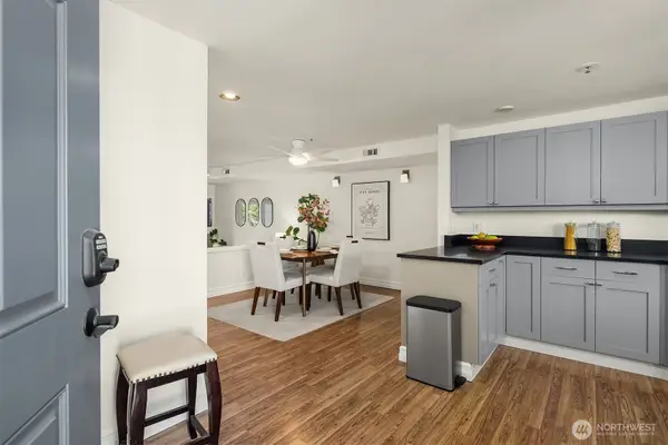 9039 NE Juanita Drive #305, Kirkland, WA 98034