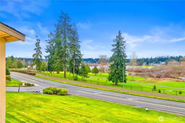 23305 Lakeview Drive #C204, Mountlake Terrace, WA 98043