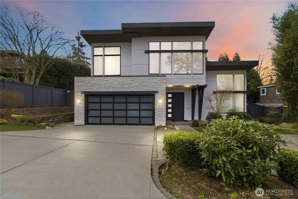 9215 NE 32nd Street, Clyde Hill, WA 98004 - #1