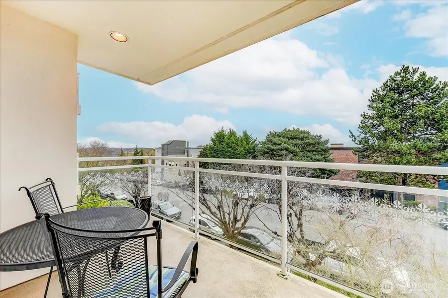 1527 California Avenue Sw #301, Seattle, WA 98116 - #2