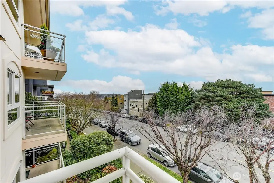 1527 California Avenue Sw #301, Seattle, WA 98116 - #3