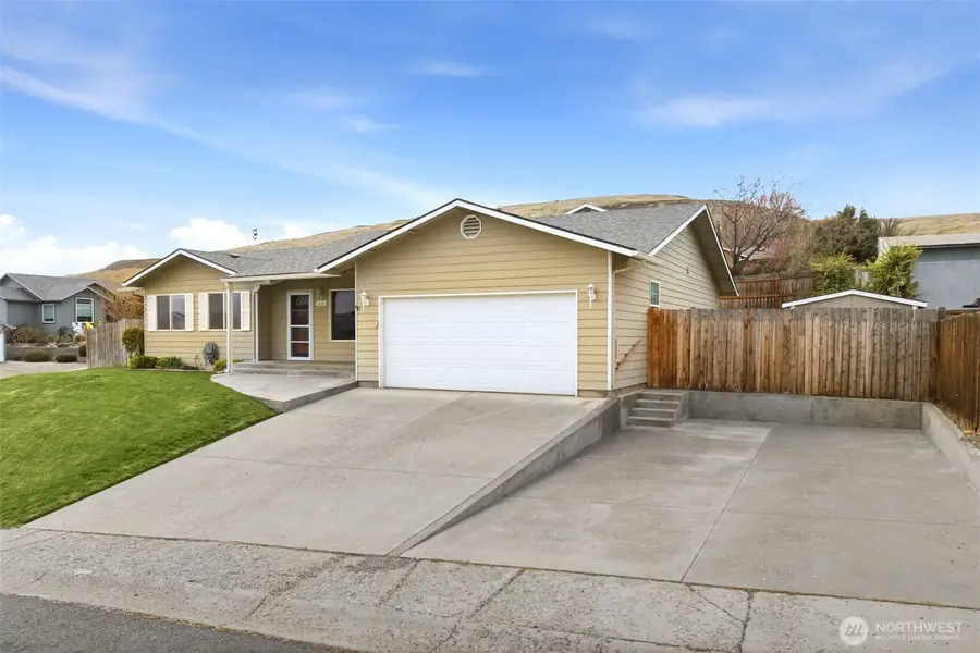 402 Lacey Avenue, Selah, WA 98942 - #3