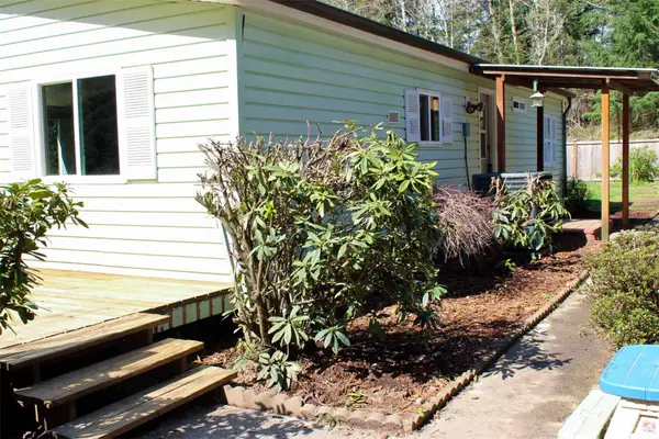 521 NE Larson Lake Rd, Belfair, WA 98528