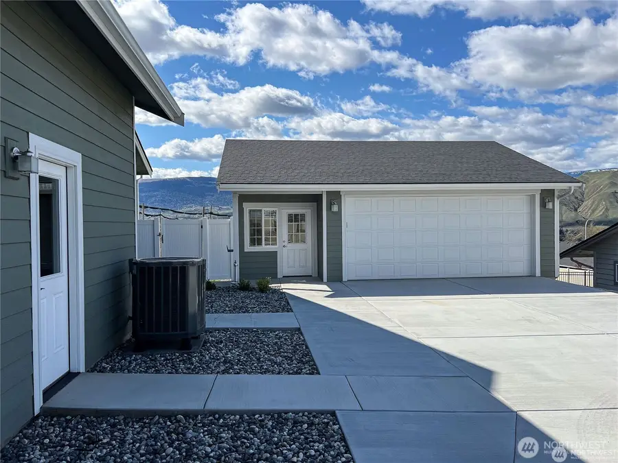 647 S Newton Avenue, East Wenatchee, WA 98802 - #2