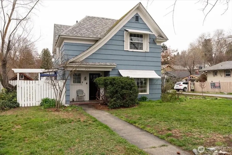 225 S Division Street, Cashmere, WA 98815 - #3