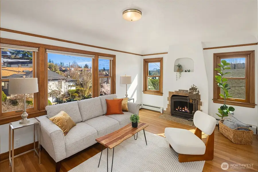 3955 Phinney Avenue N, Seattle, WA 98103 - #3