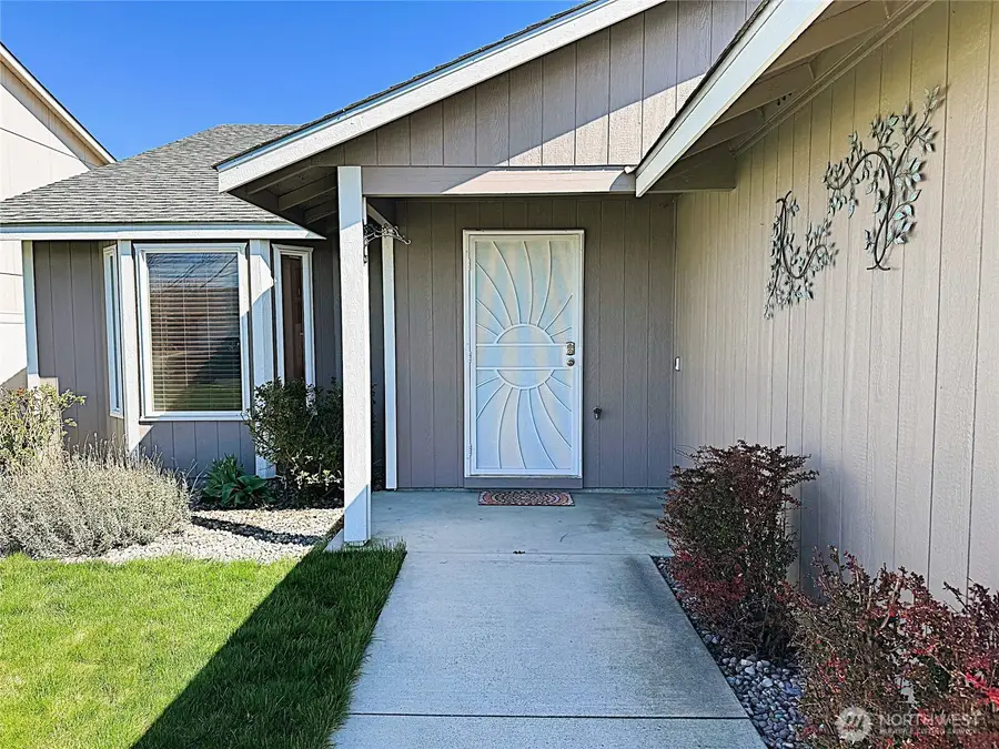 1015 S 10th Avenue, Othello, WA 99344 - #3