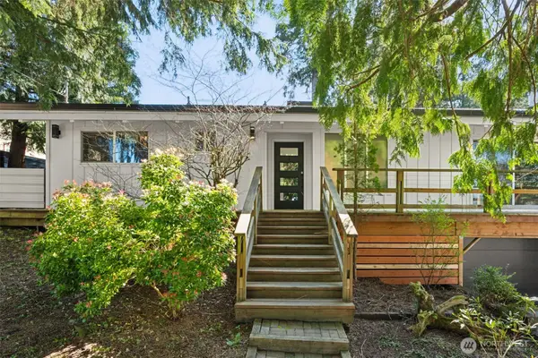9832 Whitecap Drive Nw, Olympia, WA 98502