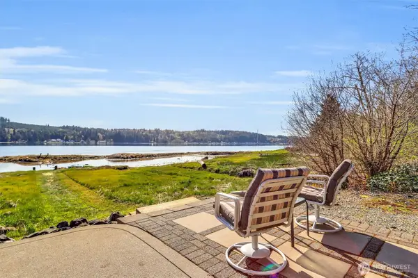 730 E North Bay Road, Allyn, WA 98524